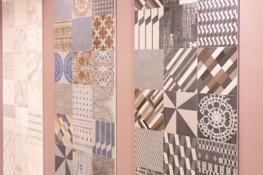 Crédence sur mur de cuisine faite en mosaïque portugaise Azulejo de différents coloris et motifs pose de carrelage mural